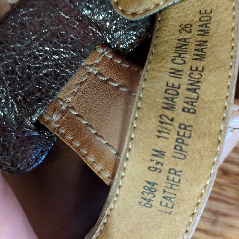 Clarks Artisan Metallic Flat Sandals Size 9.5 - Picture 7 of 8